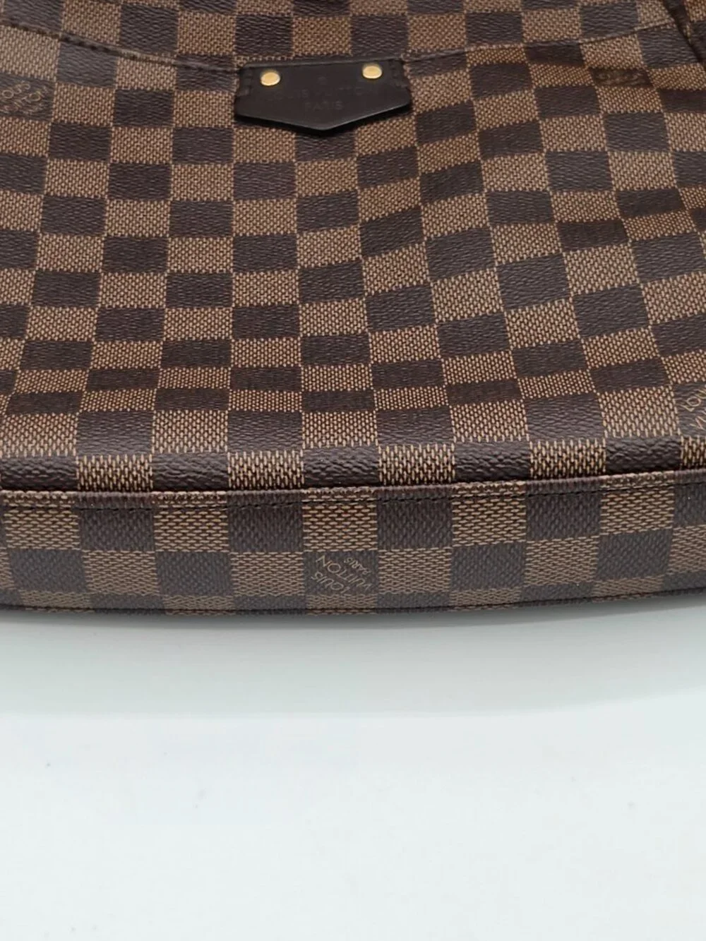 Louis Vuitton South Bank Besace – Damier Ebene Crossbody | Cherry Interior | - Picture 5 of 12